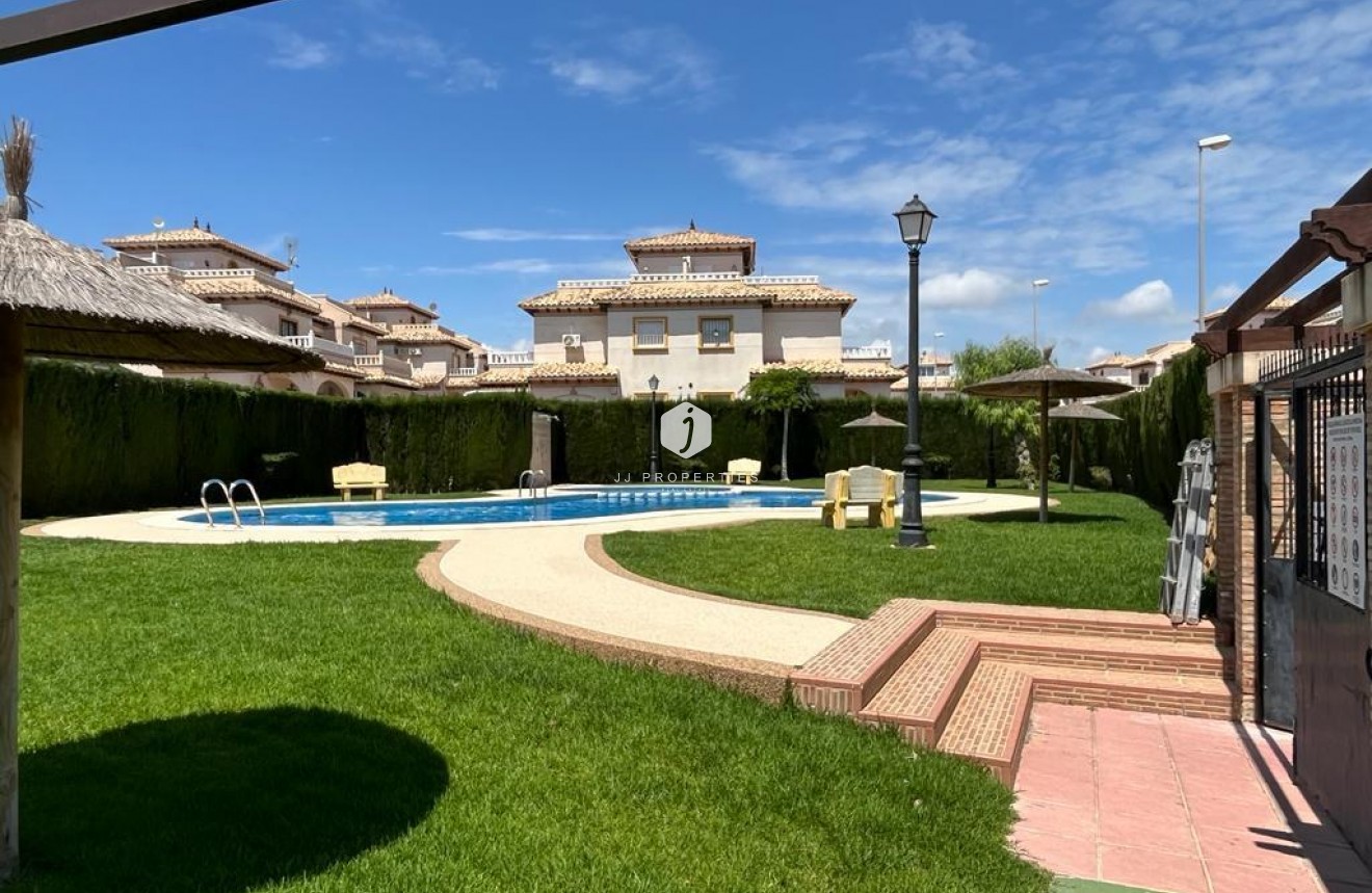 Resale - Chalet -
Orihuela Costa - Montezenia
