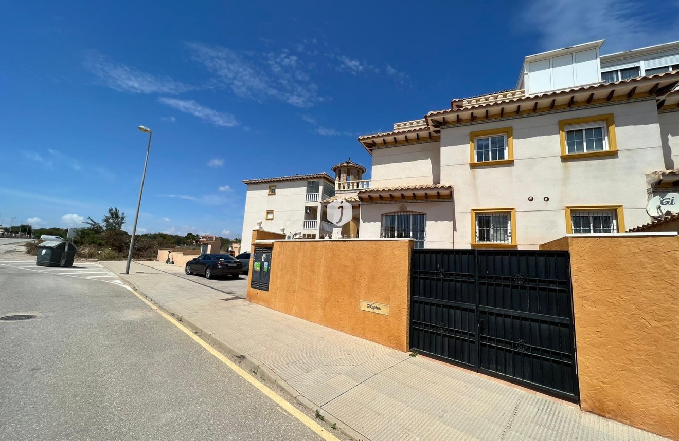Resale - Chalet -
Orihuela Costa - Montezenia
