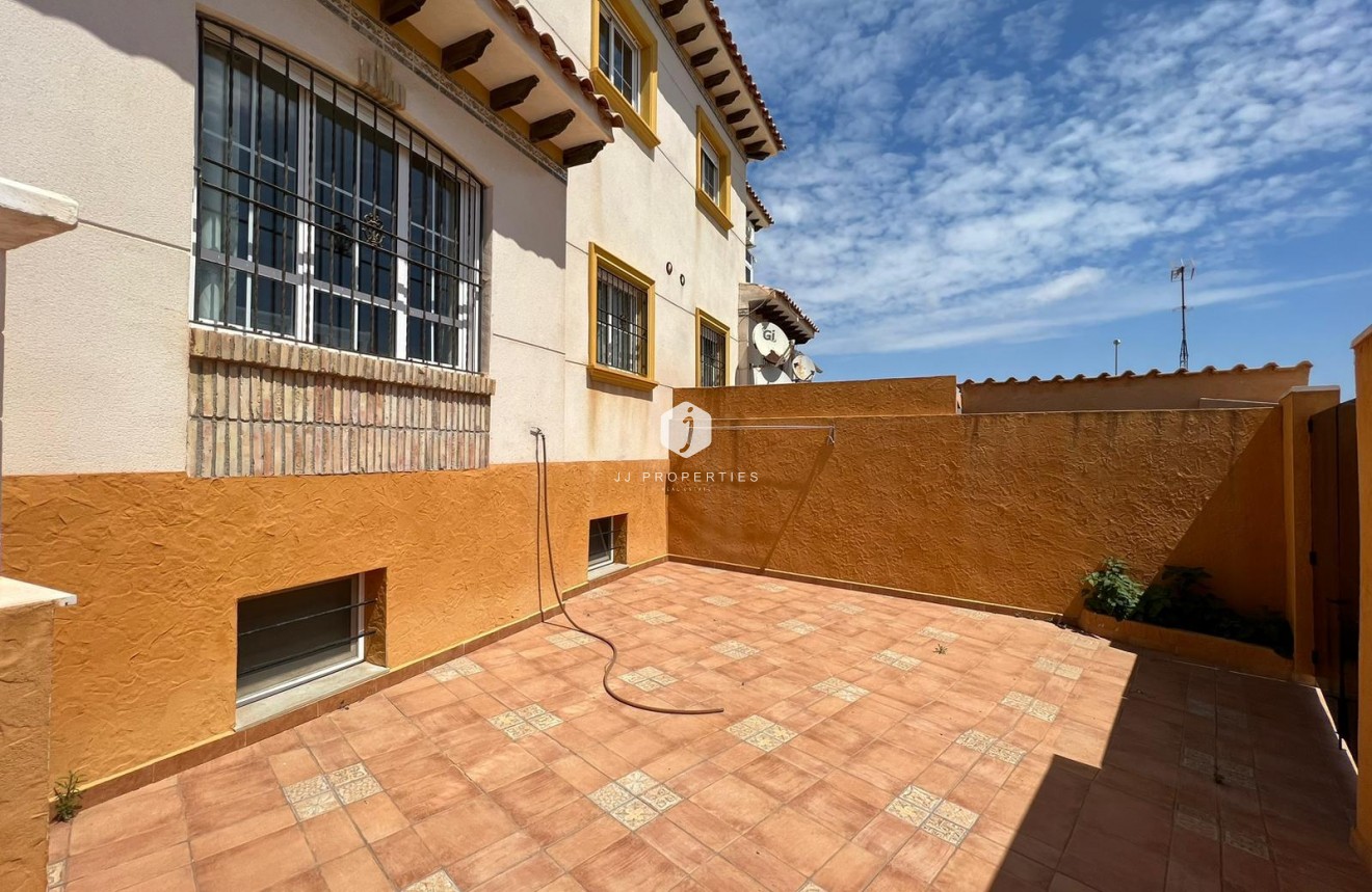 Resale - Chalet -
Orihuela Costa - Montezenia