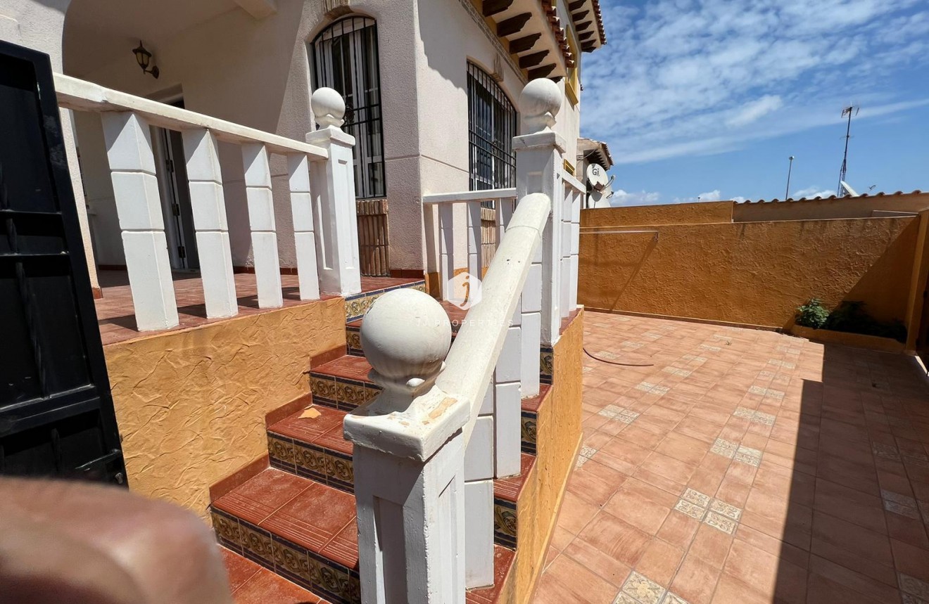 Resale - Chalet -
Orihuela Costa - Montezenia