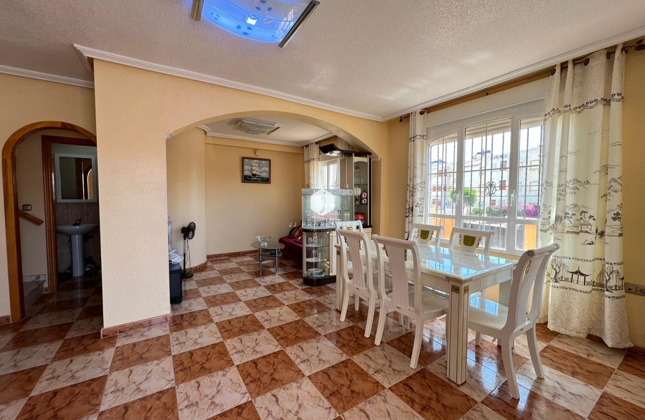 Resale - Chalet -
Orihuela Costa - Montezenia
