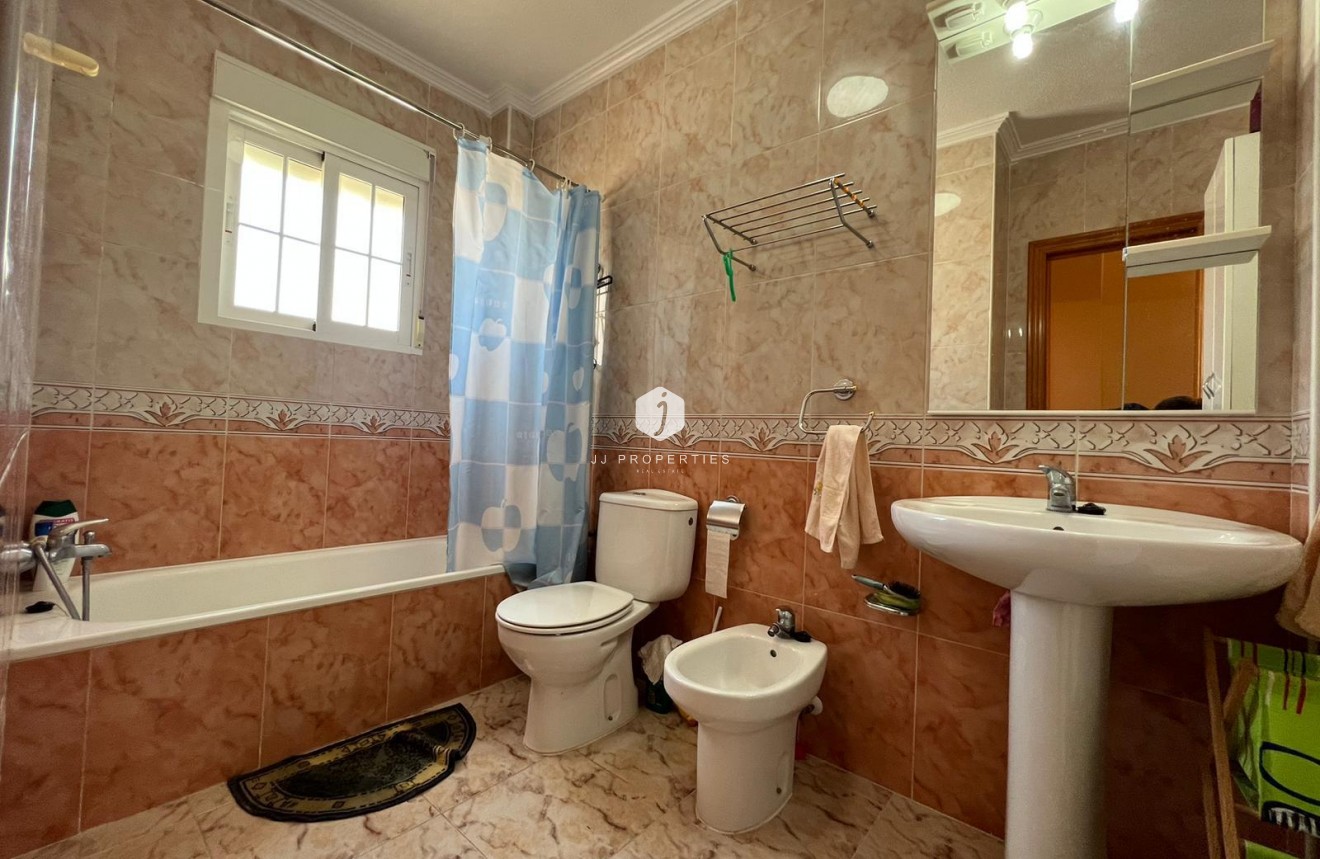 Resale - Chalet -
Orihuela Costa - Montezenia