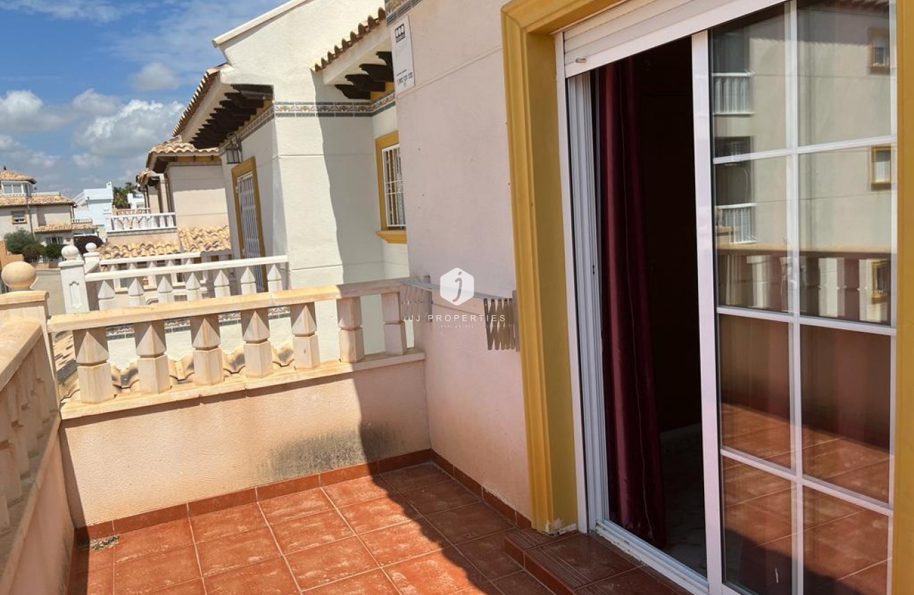 Resale - Chalet -
Orihuela Costa - Montezenia