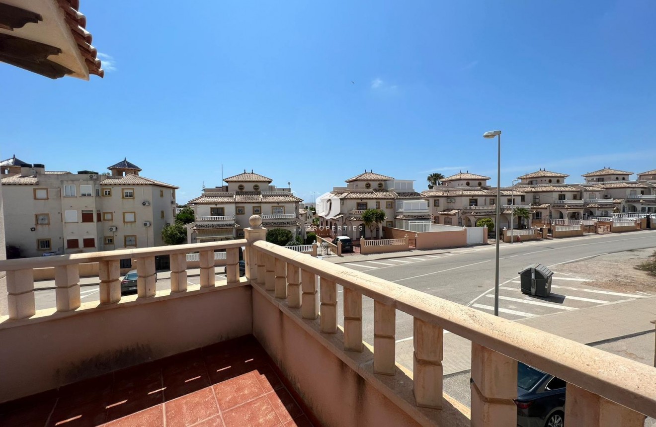 Resale - Chalet -
Orihuela Costa - Montezenia