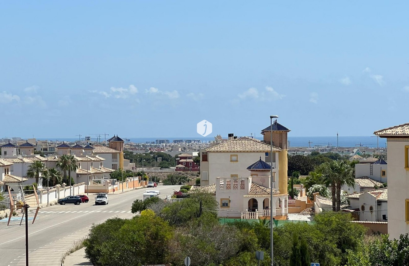 Resale - Chalet -
Orihuela Costa - Montezenia