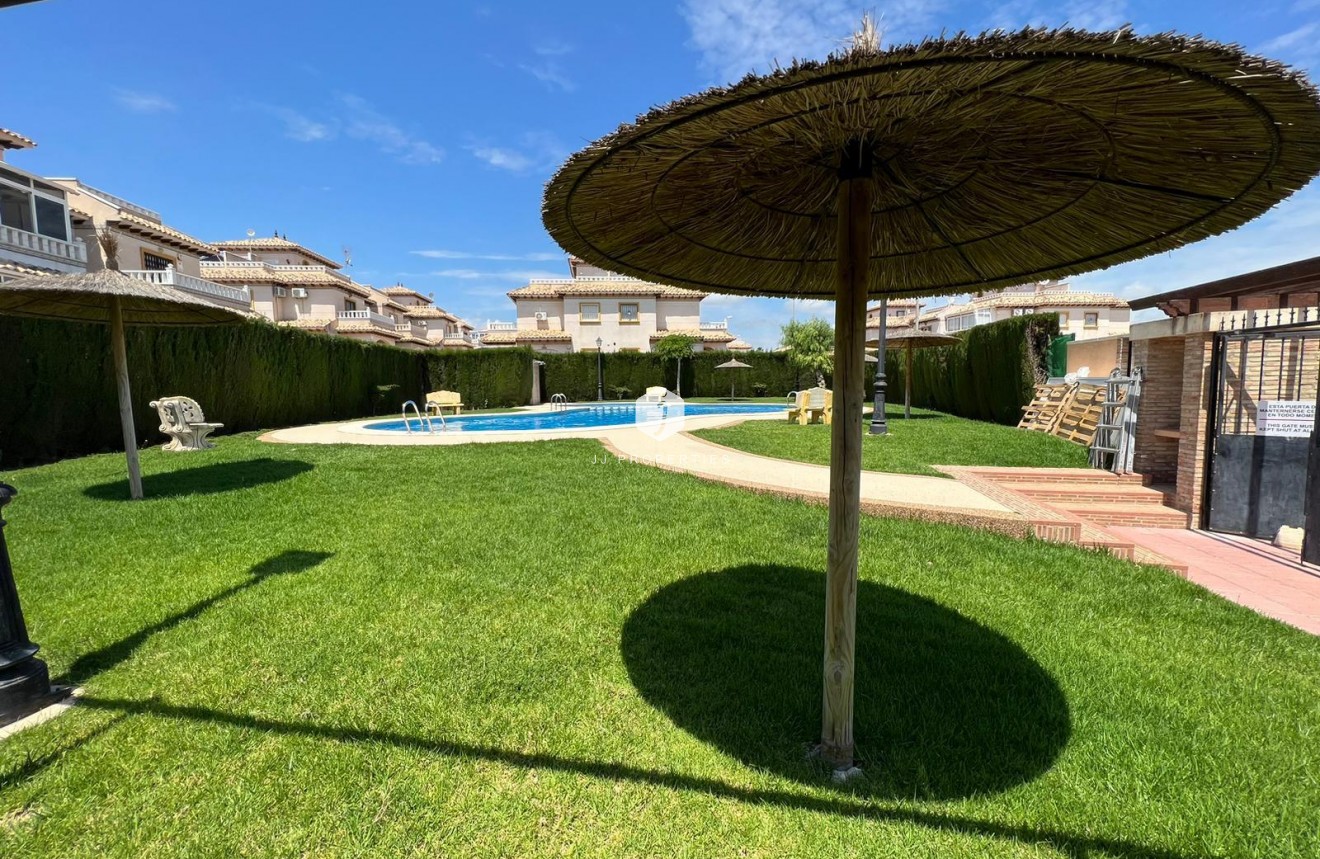 Resale - Chalet -
Orihuela Costa - Montezenia