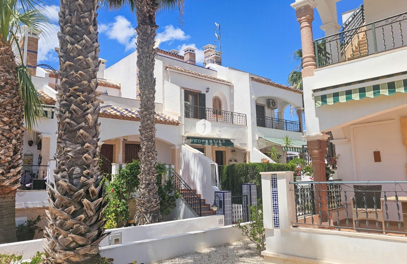 Resale - Chalet -
Orihuela Costa - PAU 8