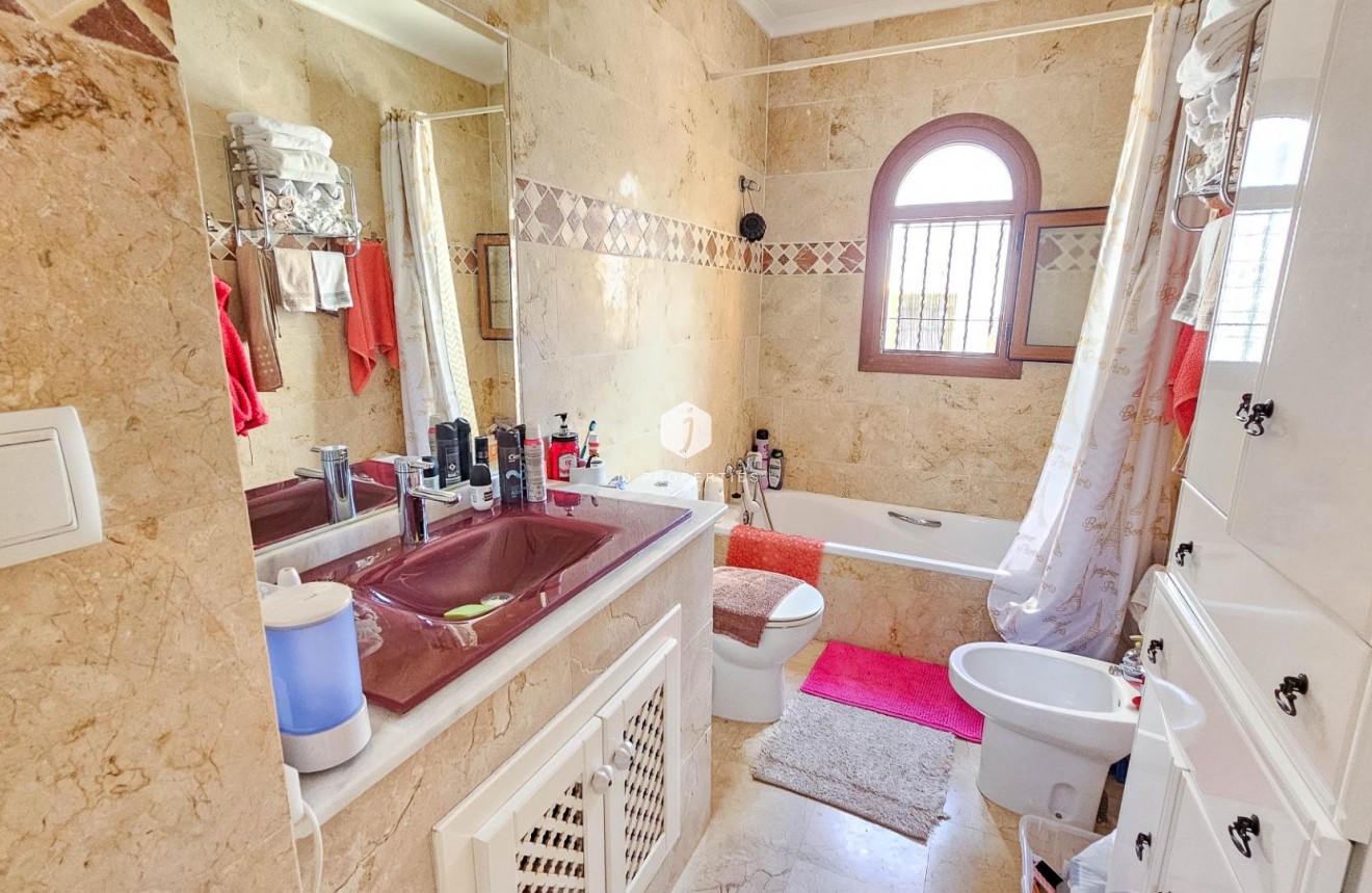 Resale - Chalet -
Orihuela Costa - PAU 8