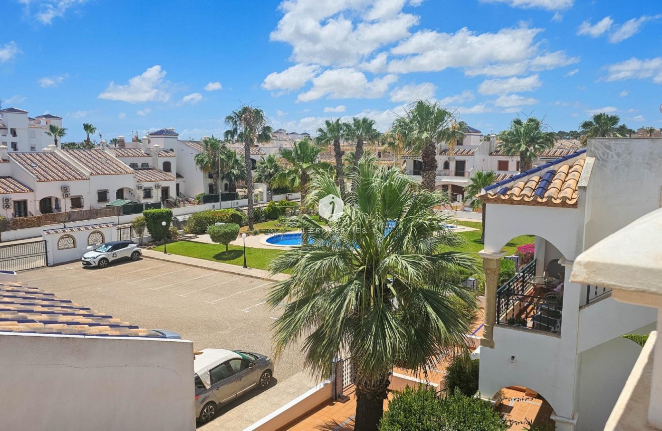 Resale - Chalet -
Orihuela Costa - PAU 8