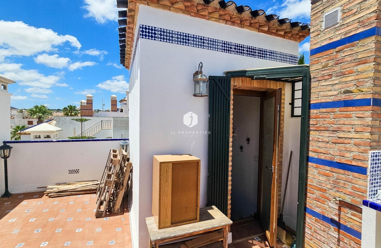 Resale - Chalet -
Orihuela Costa - PAU 8