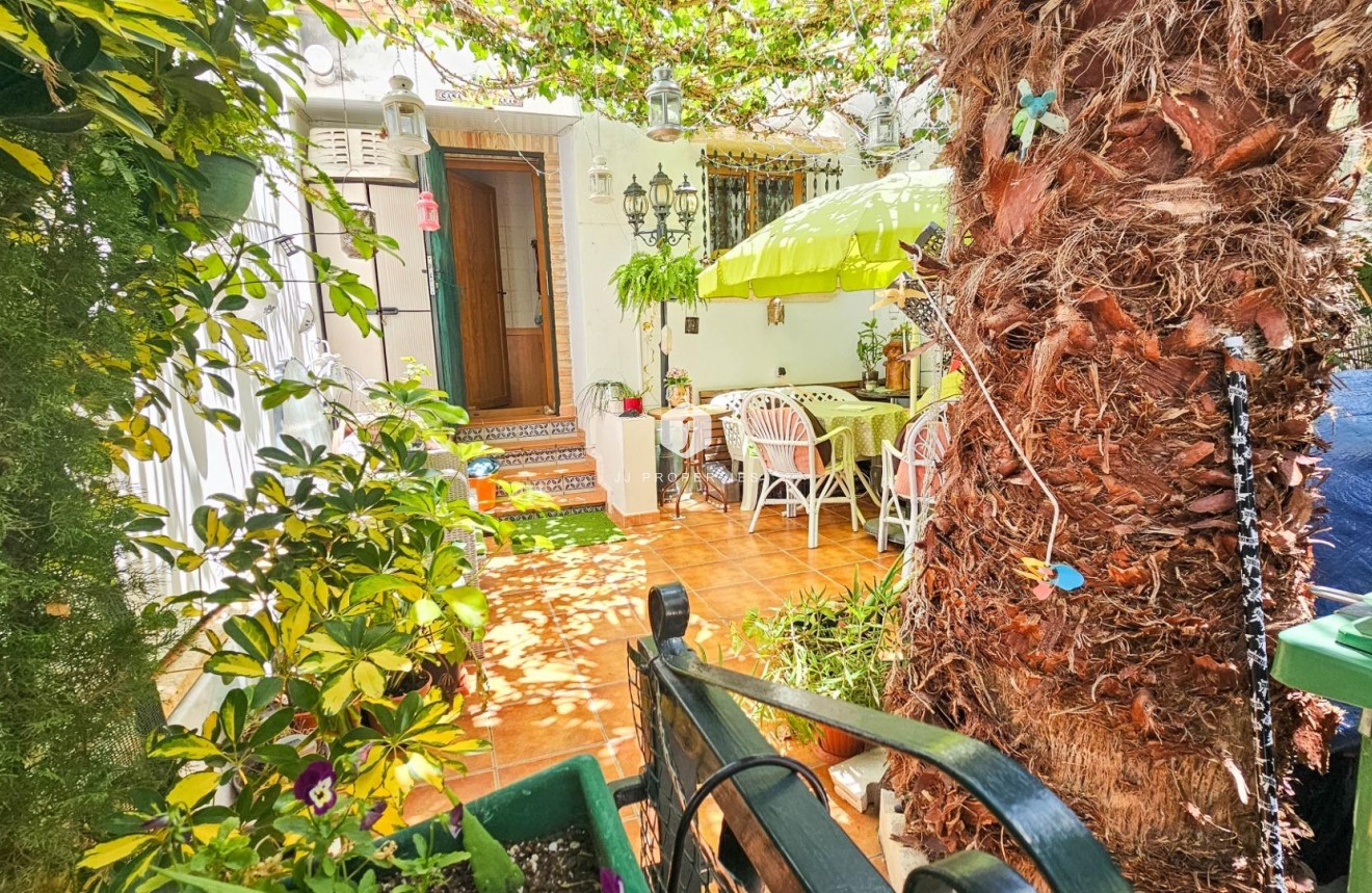 Resale - Chalet -
Orihuela Costa - PAU 8