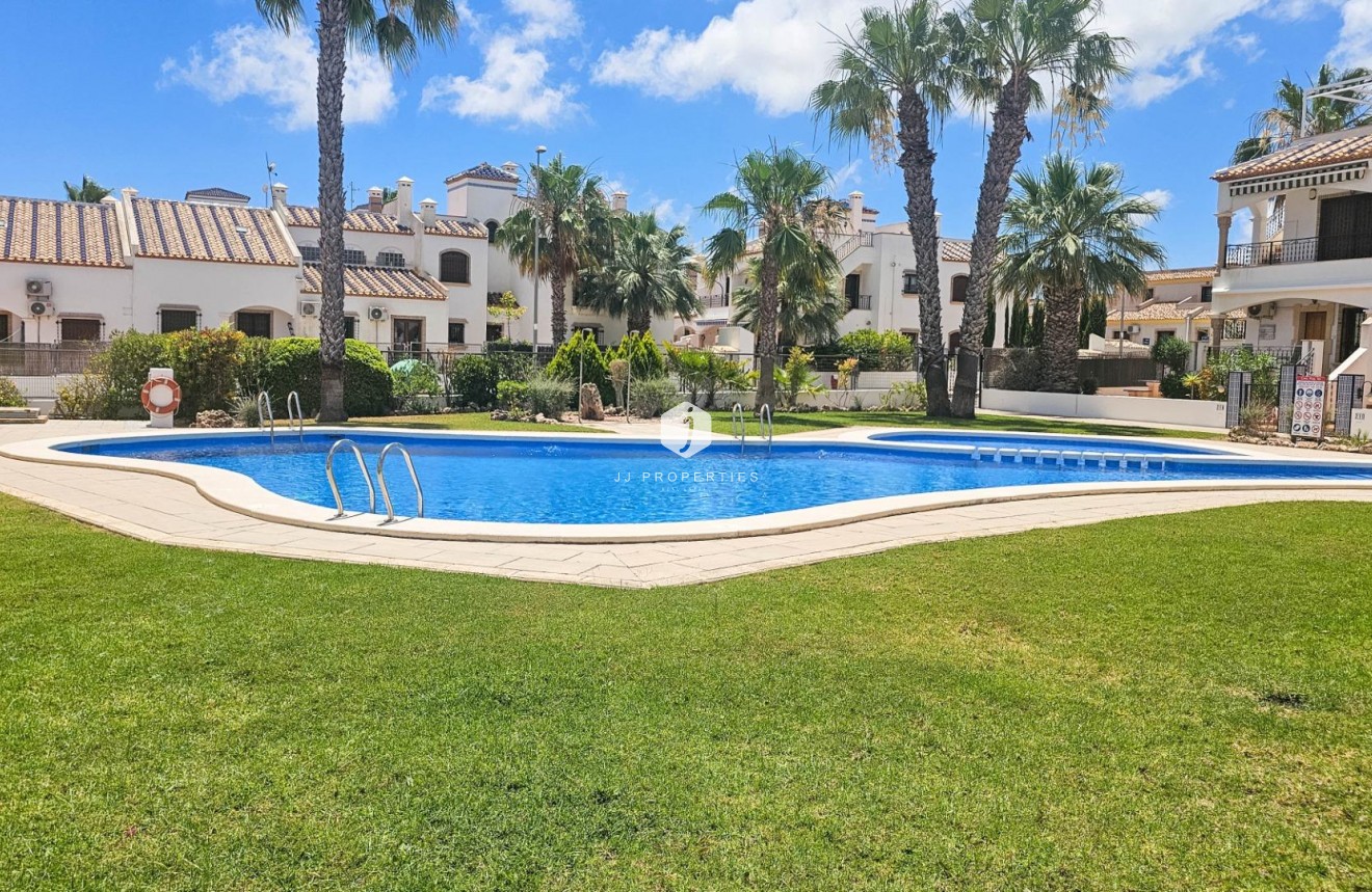 Resale - Chalet -
Orihuela Costa - PAU 8