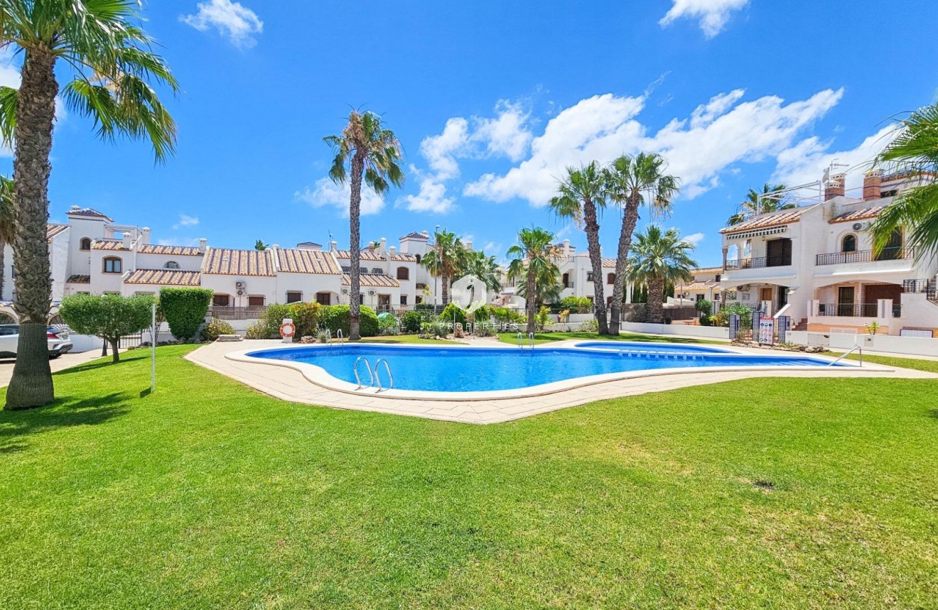 Resale - Chalet -
Orihuela Costa - PAU 8