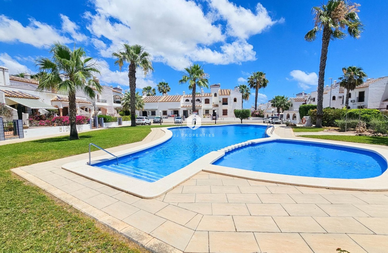 Resale - Chalet -
Orihuela Costa - PAU 8