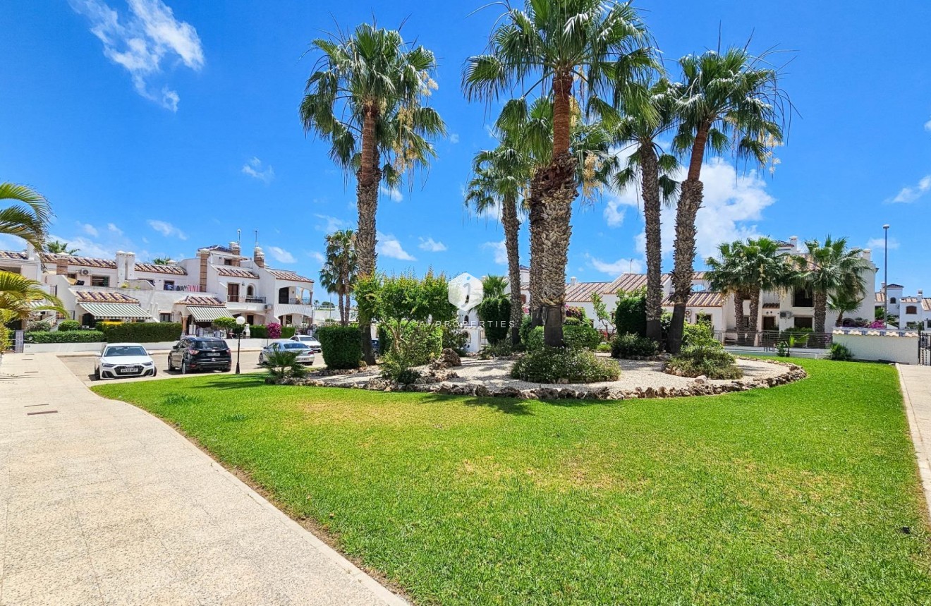 Resale - Chalet -
Orihuela Costa - PAU 8