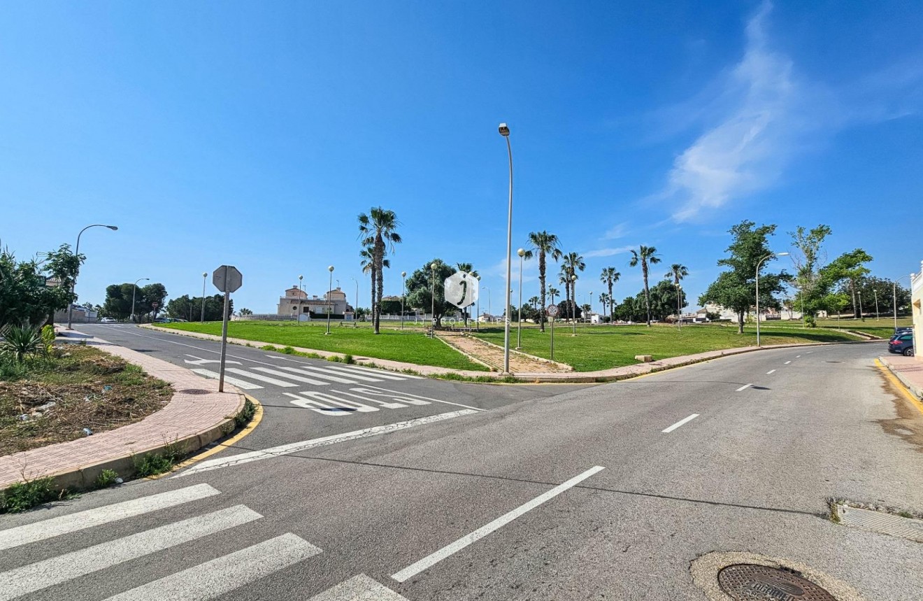 Resale - Bungalow -
Orihuela Costa - Los Altos