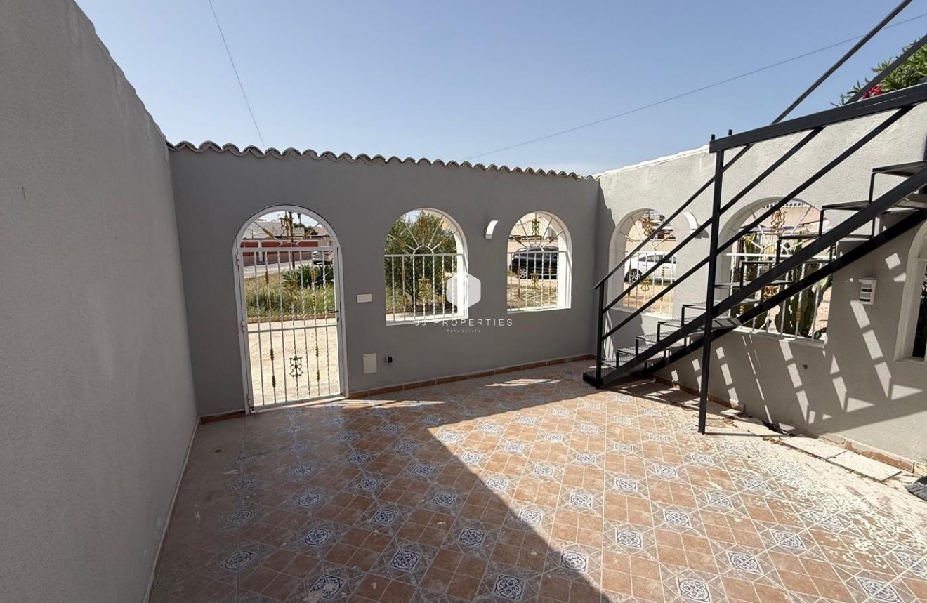 Segunda mano - Chalet -
Torrevieja - Torreta Florida