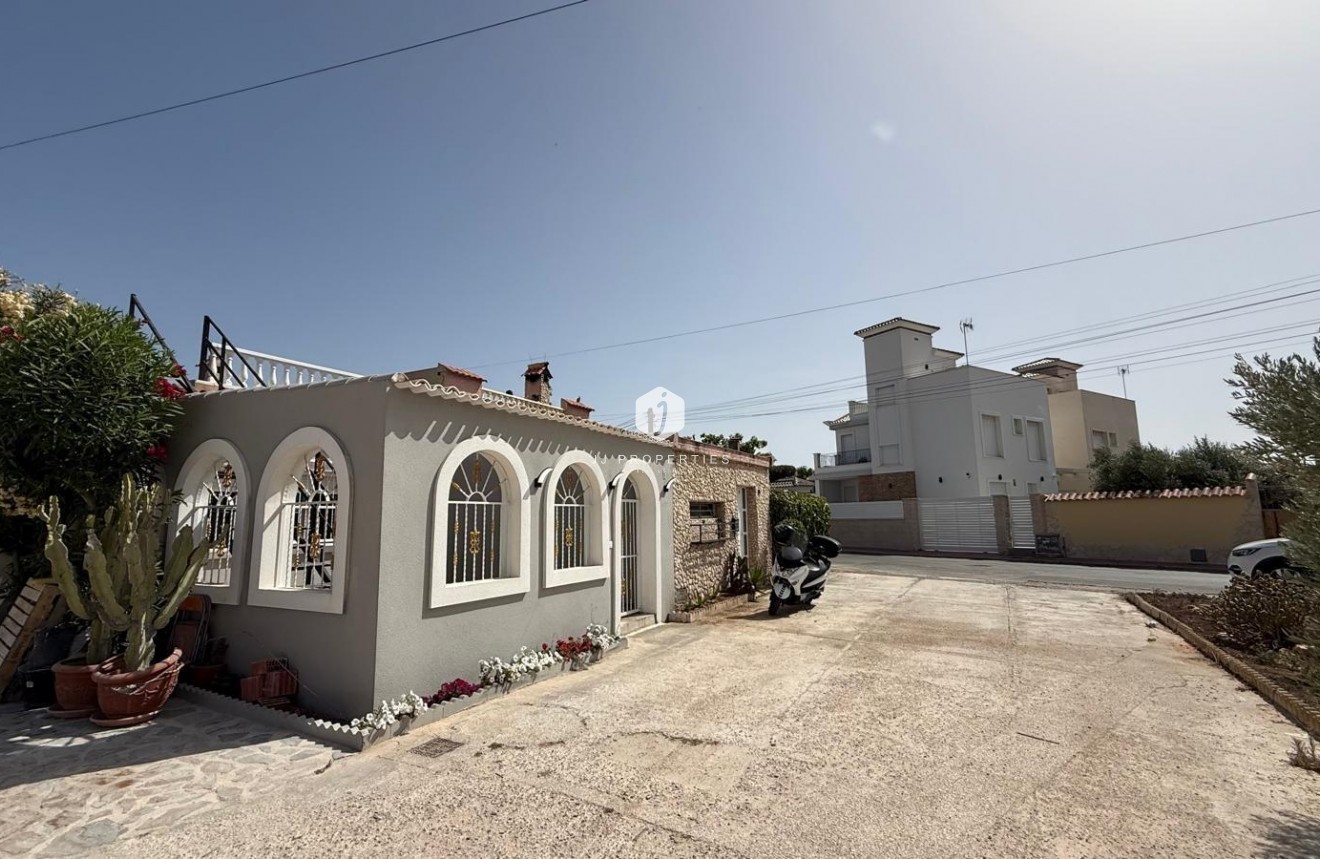 Segunda mano - Chalet -
Torrevieja - Torreta Florida