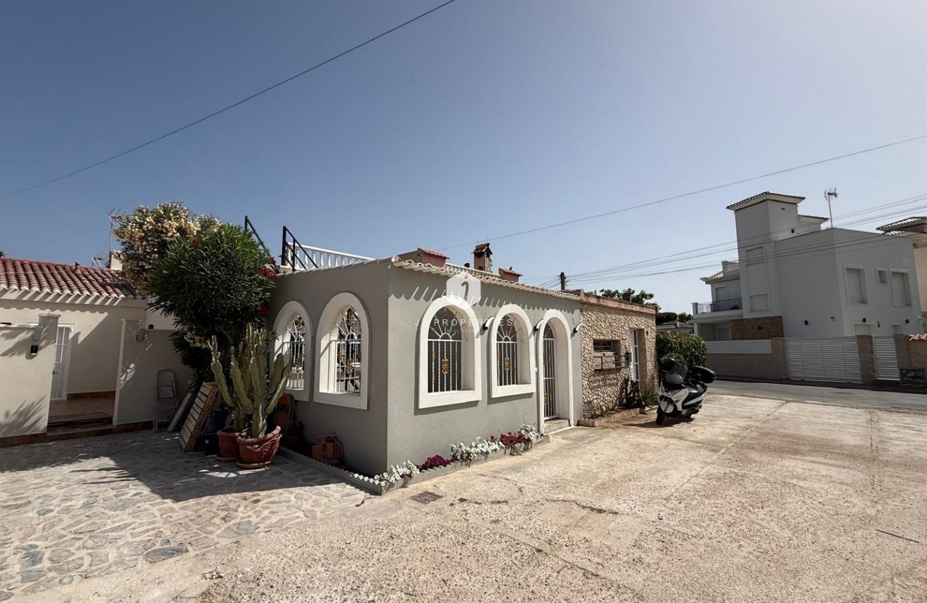 Segunda mano - Chalet -
Torrevieja - Torreta Florida