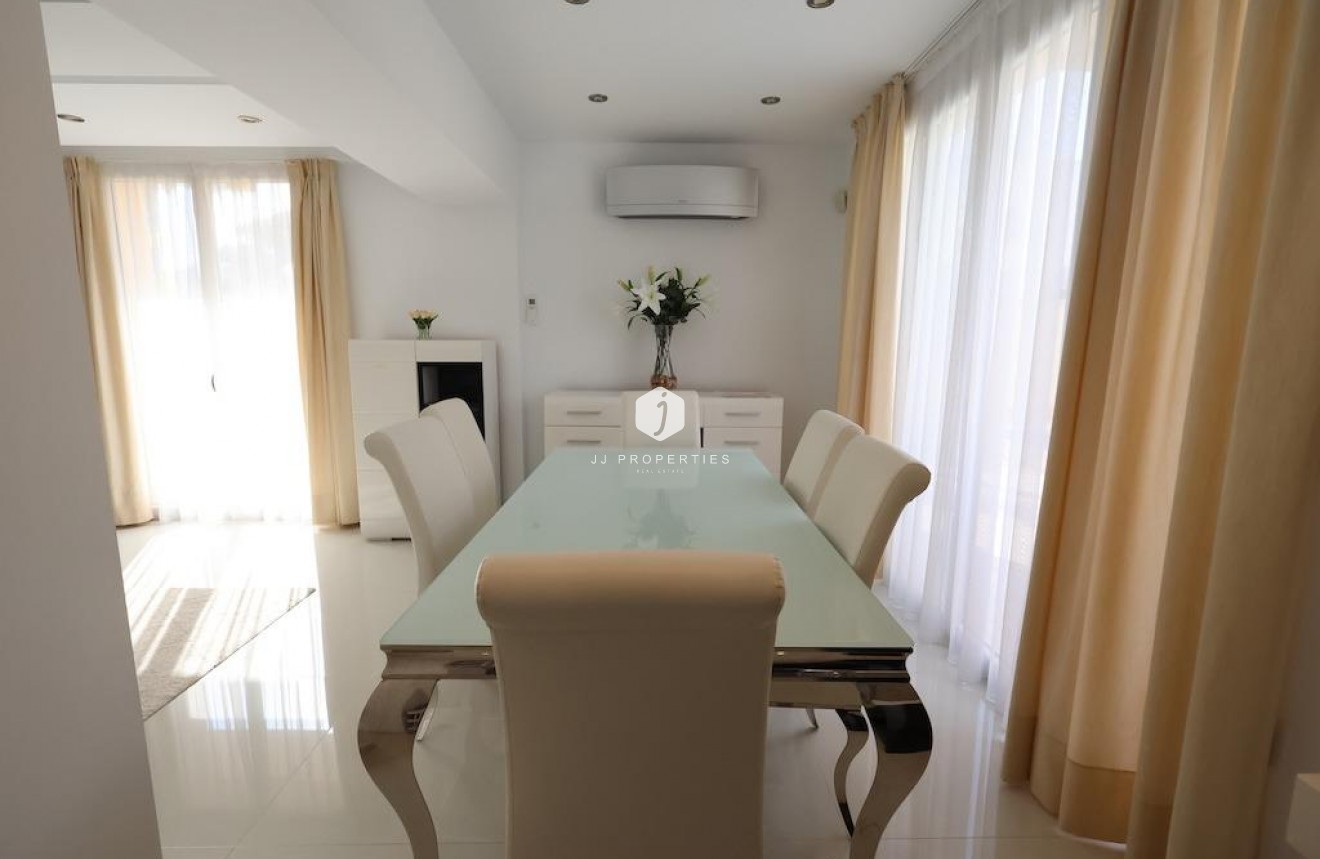 Z drugiej ręki - Villa -
Cabo Roig - Costa Blanca