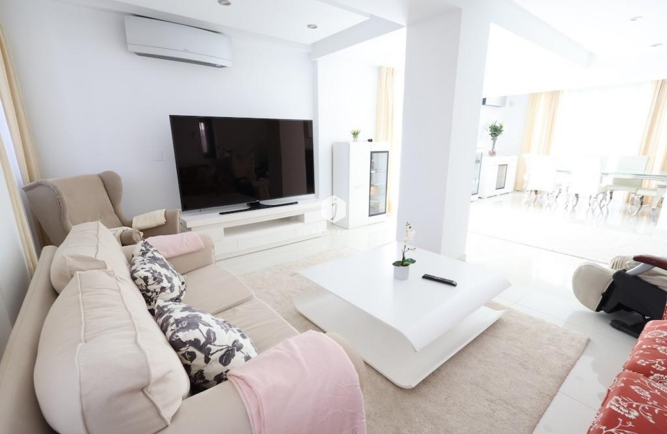 Z drugiej ręki - Villa -
Cabo Roig - Costa Blanca