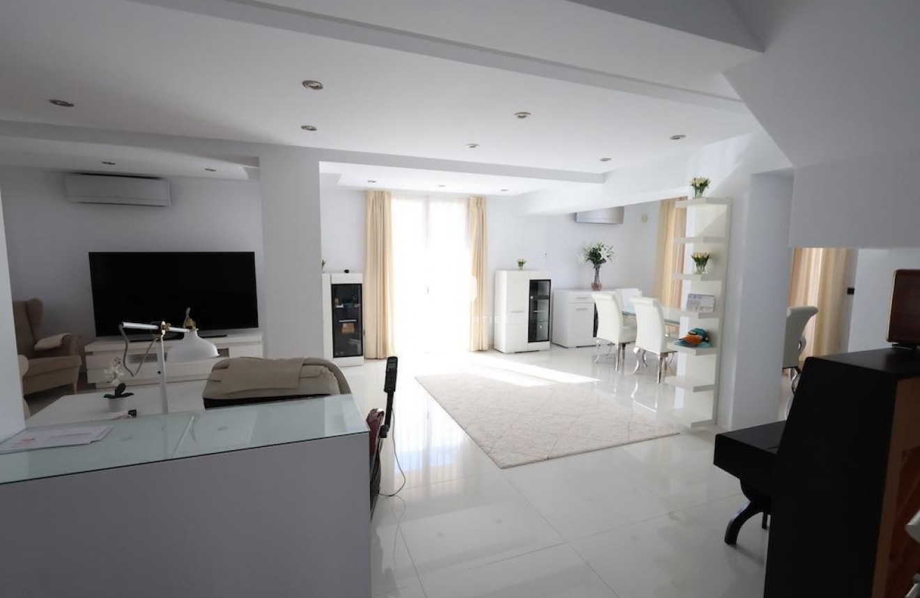 Z drugiej ręki - Villa -
Cabo Roig - Costa Blanca