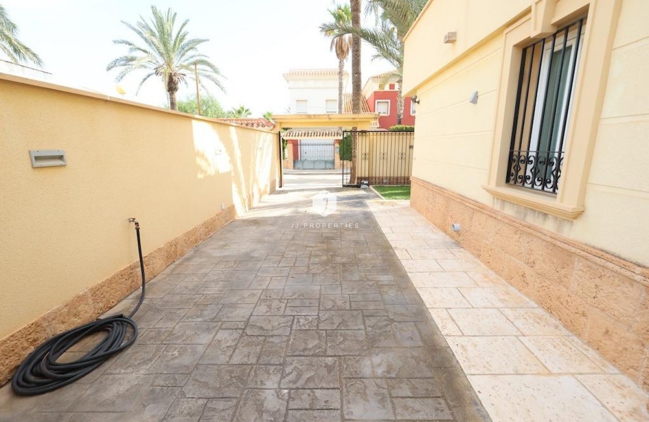 Z drugiej ręki - Villa -
Cabo Roig - Costa Blanca