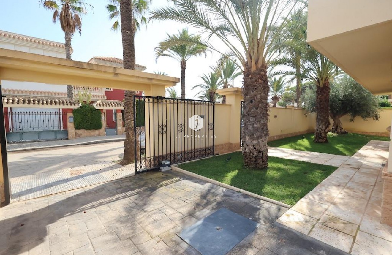 Z drugiej ręki - Villa -
Cabo Roig - Costa Blanca