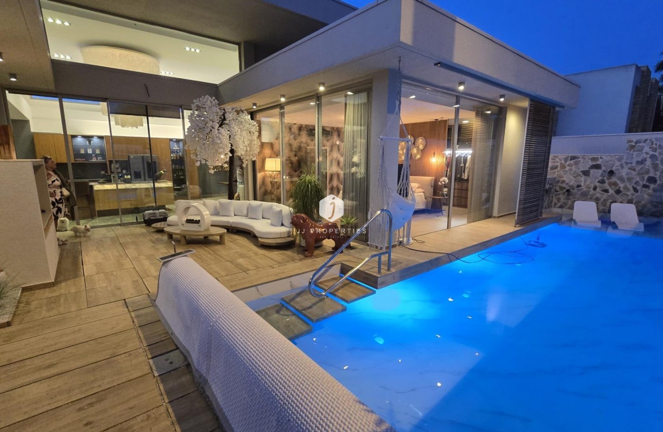 Aus zweiter Hand - Villa -
Benijofar - Residencial Benimar