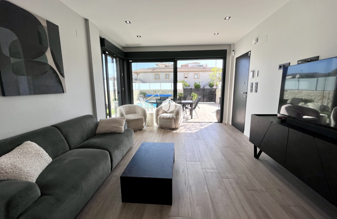 Aus zweiter Hand - Villa -
Punta Prima - Costa Blanca