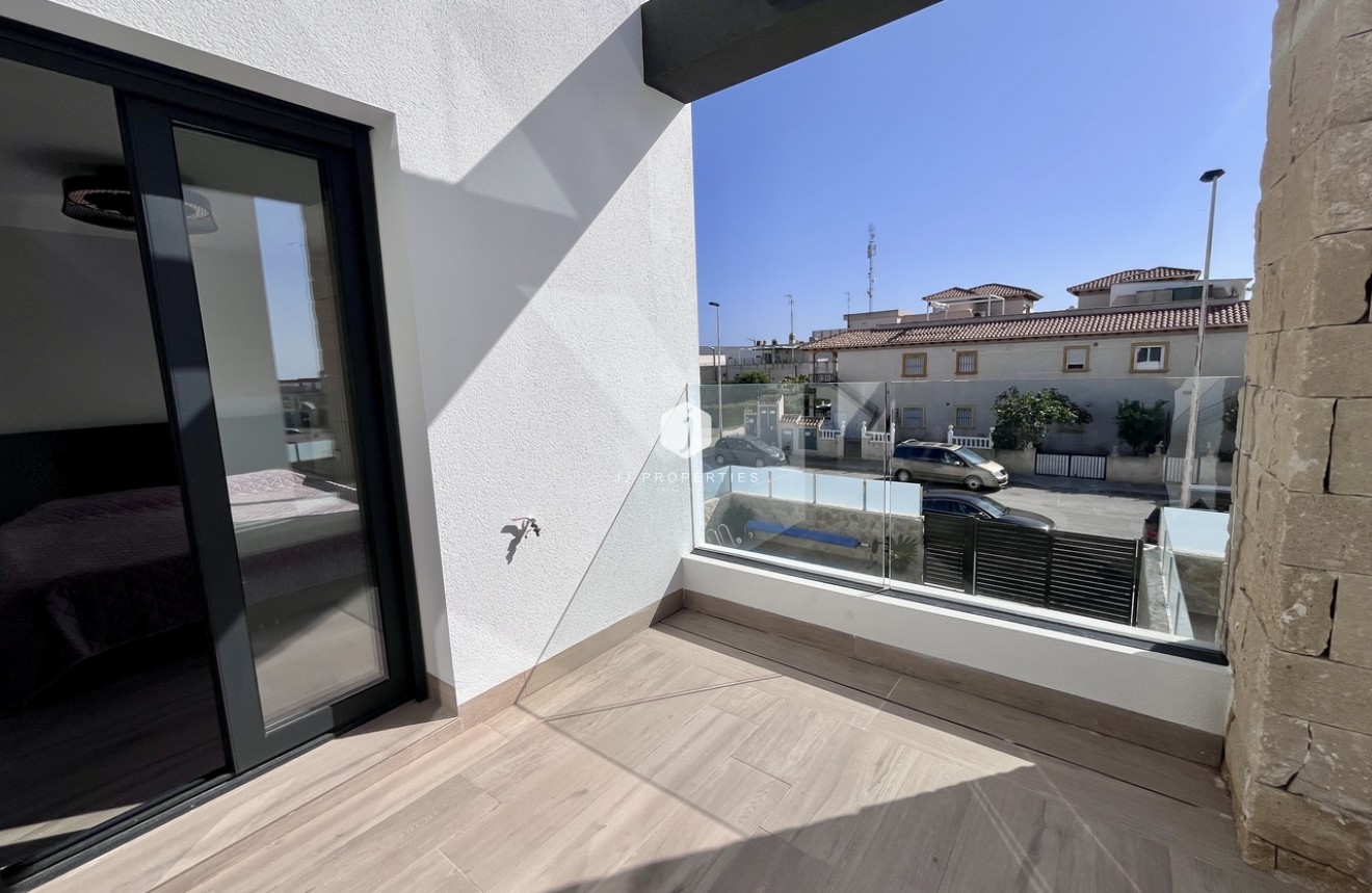 Aus zweiter Hand - Villa -
Punta Prima - Costa Blanca