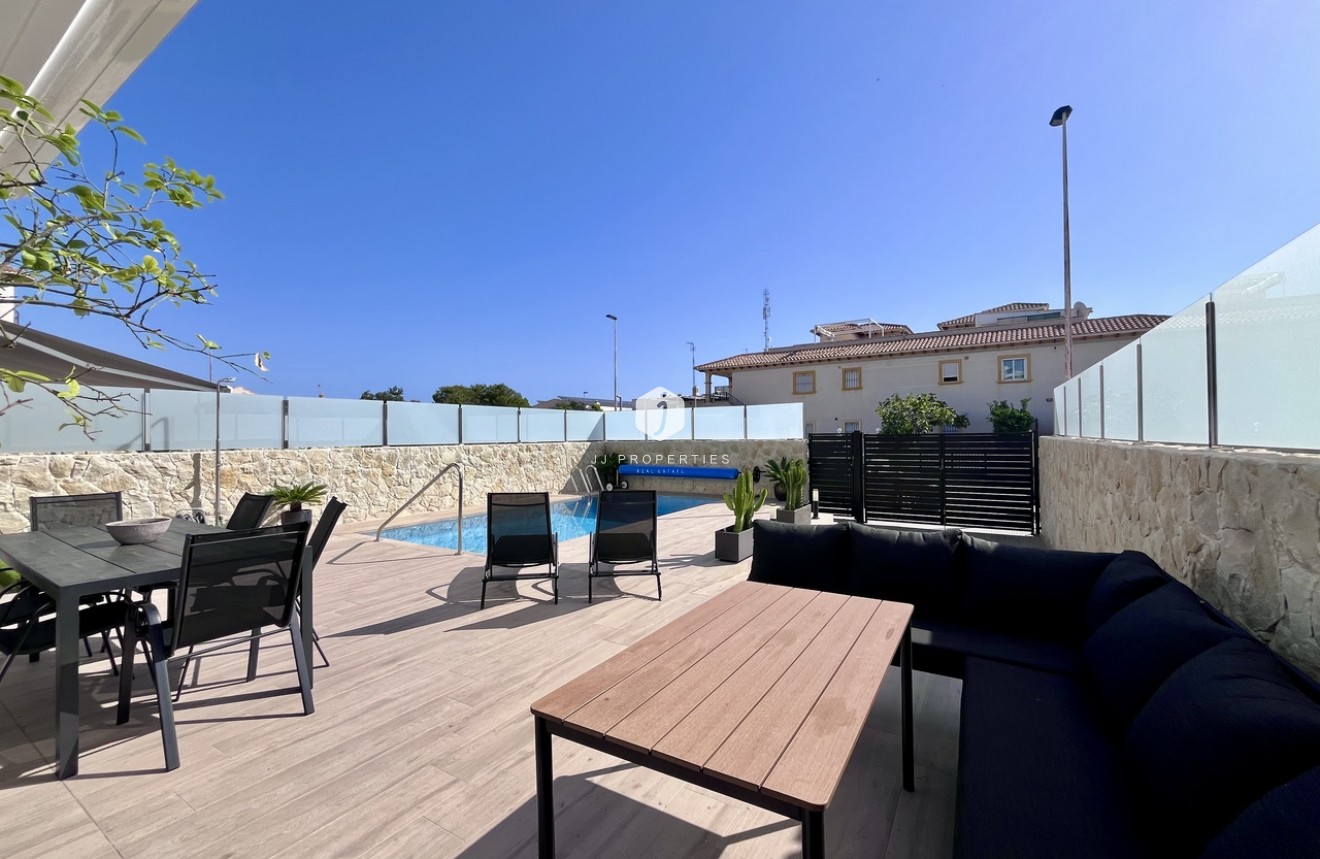 Aus zweiter Hand - Villa -
Punta Prima - Costa Blanca