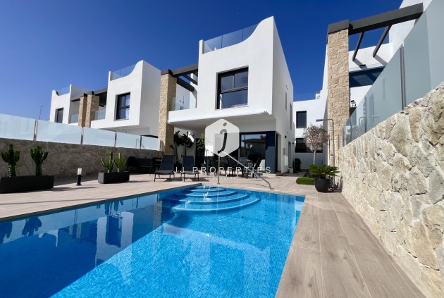 D'occasion - Villa -
Punta Prima - Costa Blanca