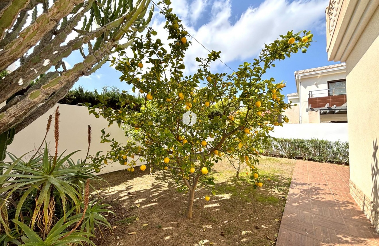 Z drugiej ręki - Villa -
Cabo Roig - Costa Blanca