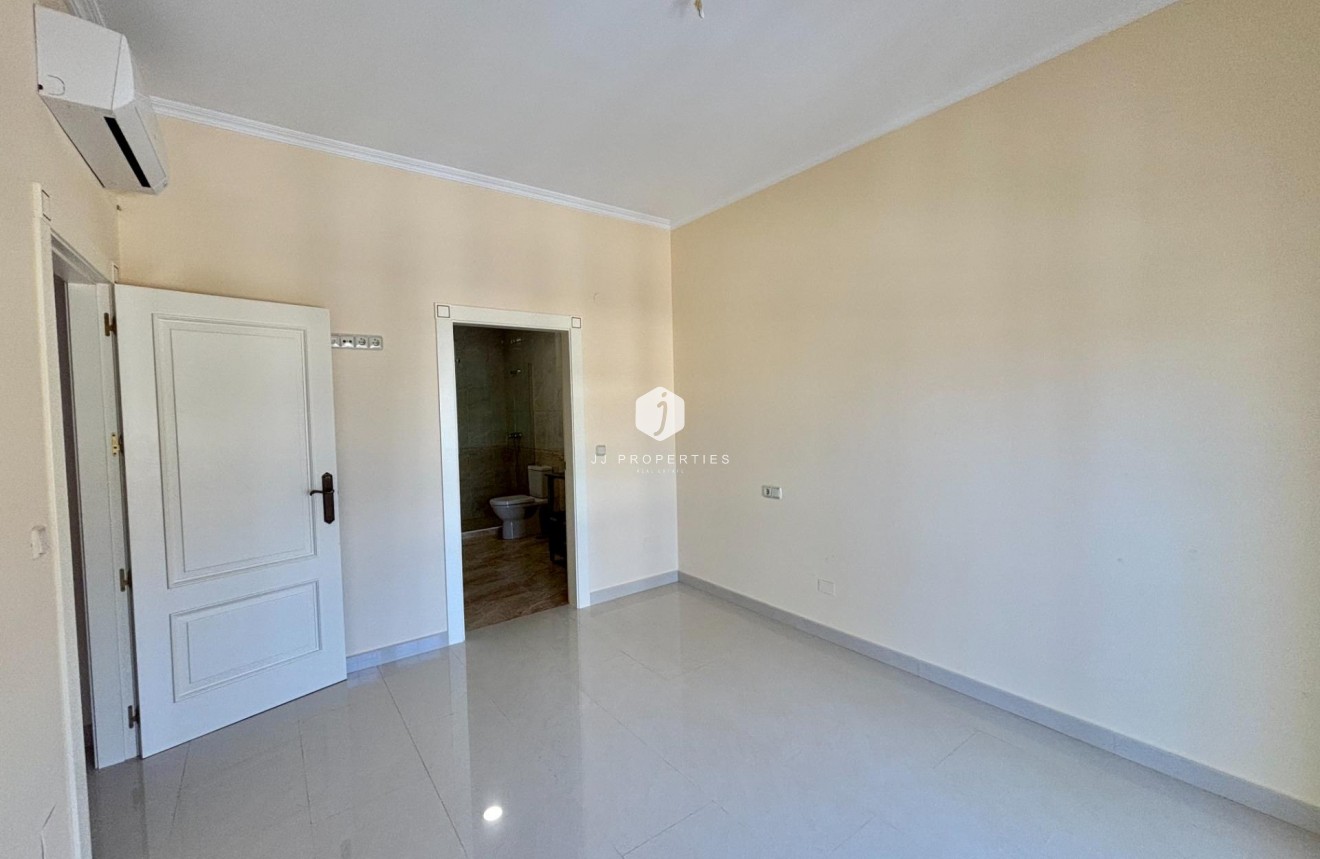 Z drugiej ręki - Villa -
Cabo Roig - Costa Blanca