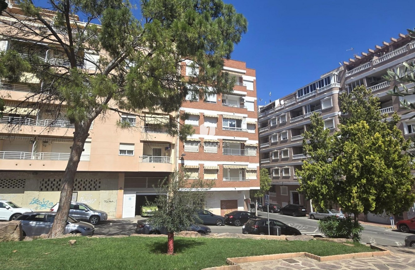 Z drugiej ręki - Mieszkanie w bloku -
Torrevieja - Playa del Cura