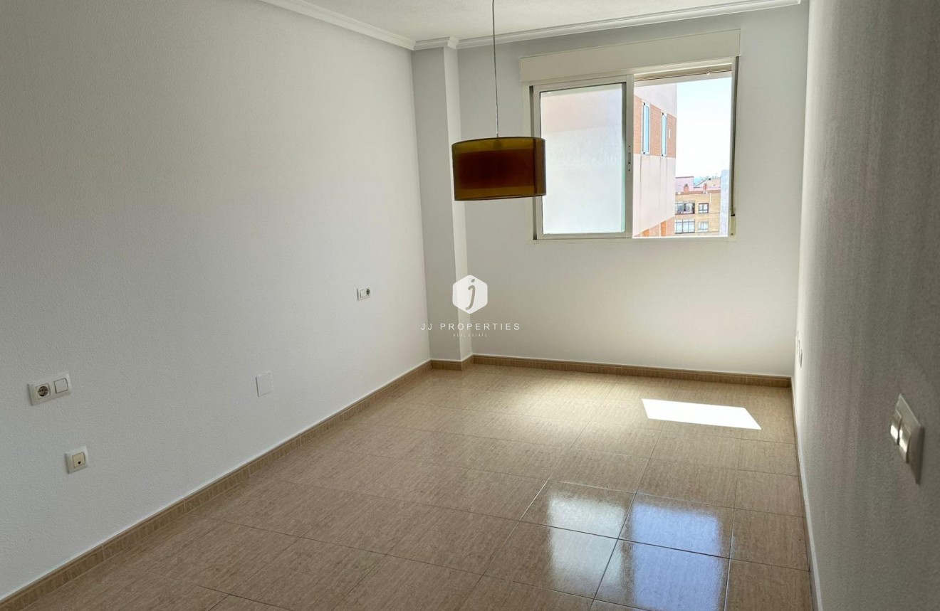 Z drugiej ręki - Mieszkanie w bloku -
Torrevieja - Centro
