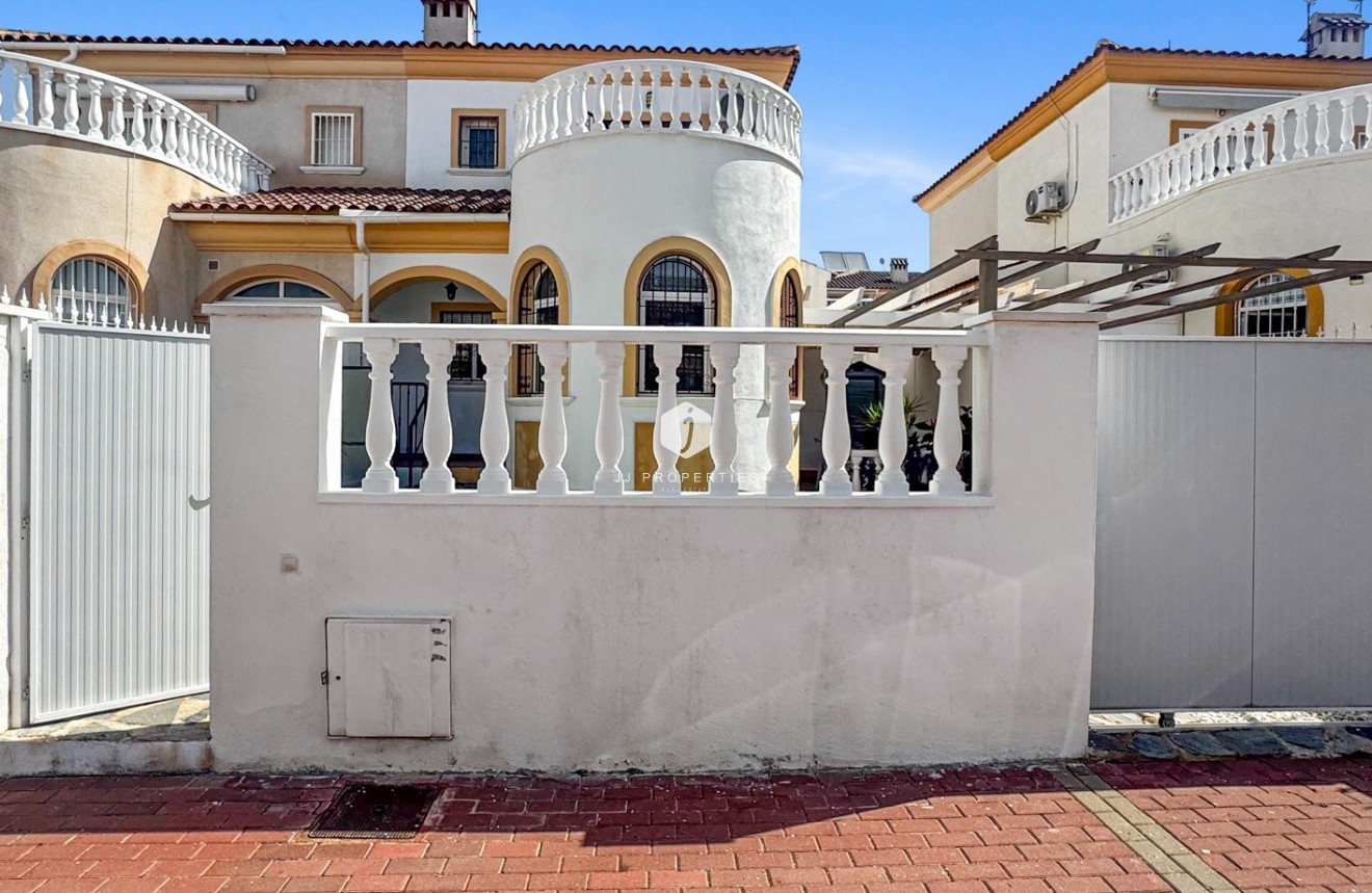 Resale - Chalet -
Torrevieja - Costa Blanca