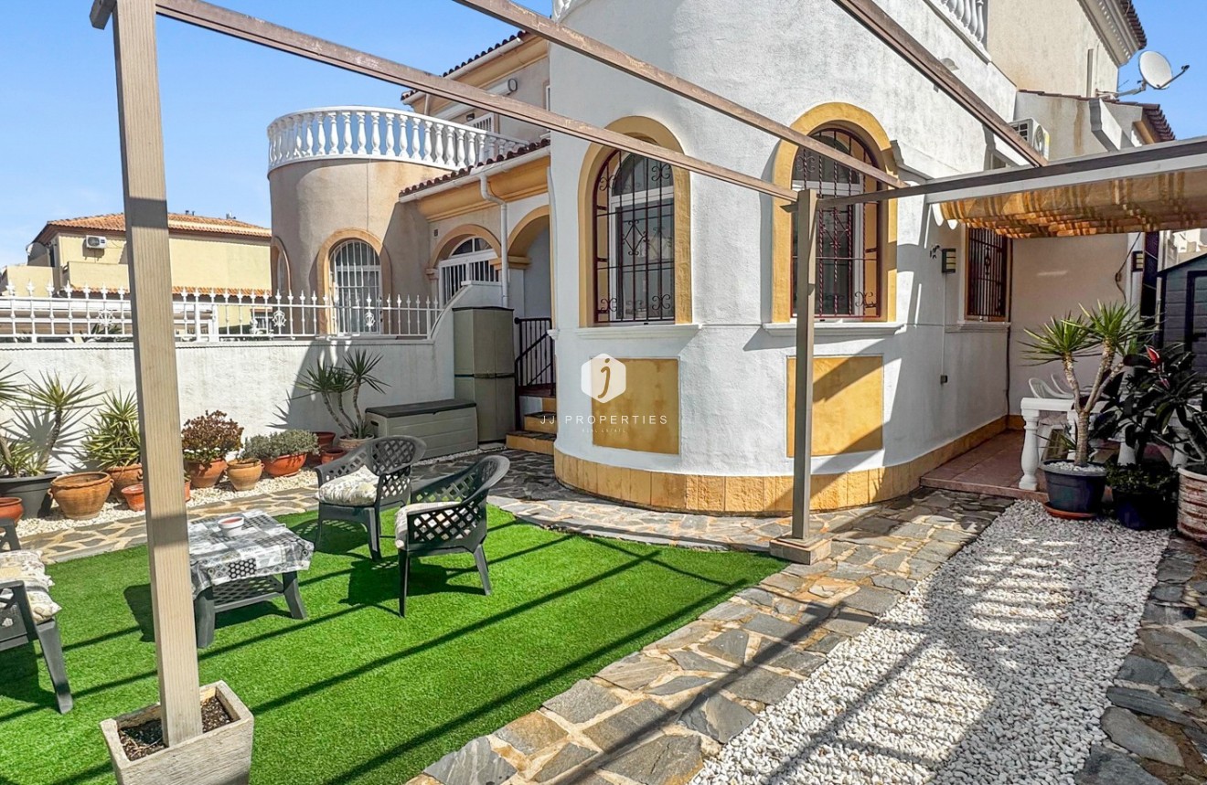 Resale - Chalet -
Torrevieja - Costa Blanca