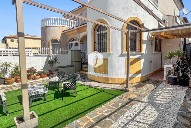 Resale - Chalet -
Torrevieja - Costa Blanca