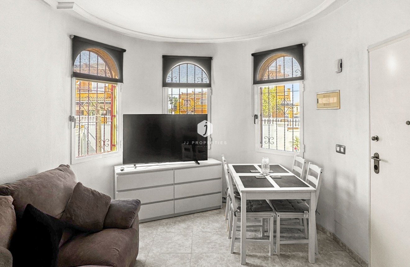 Resale - Chalet -
Torrevieja - Costa Blanca