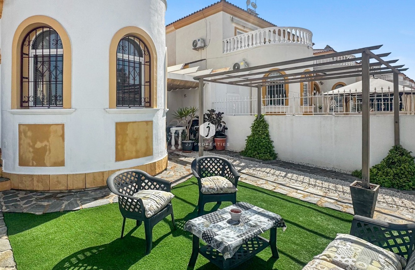 Resale - Chalet -
Torrevieja - Costa Blanca