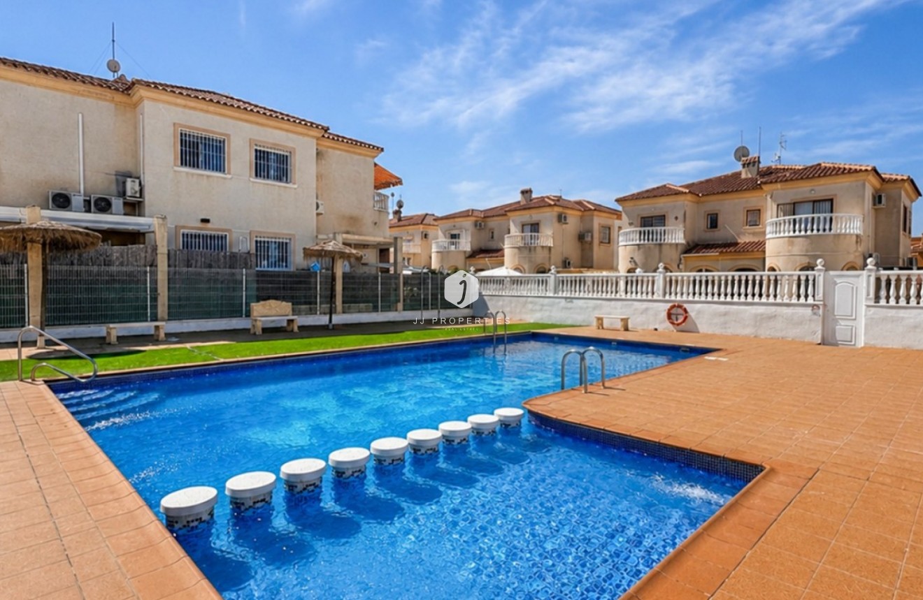 Resale - Chalet -
Torrevieja - Costa Blanca