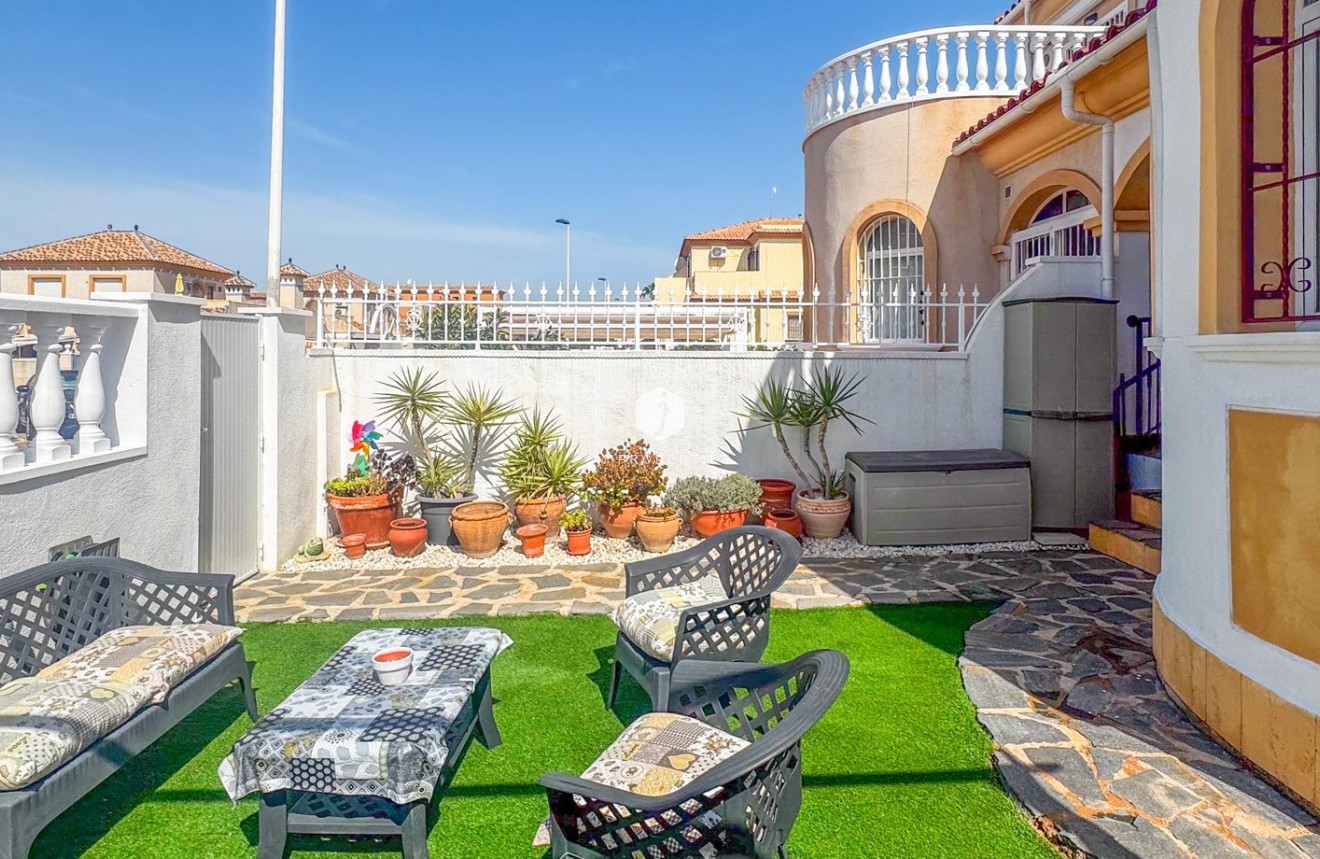Resale - Chalet -
Torrevieja - Costa Blanca