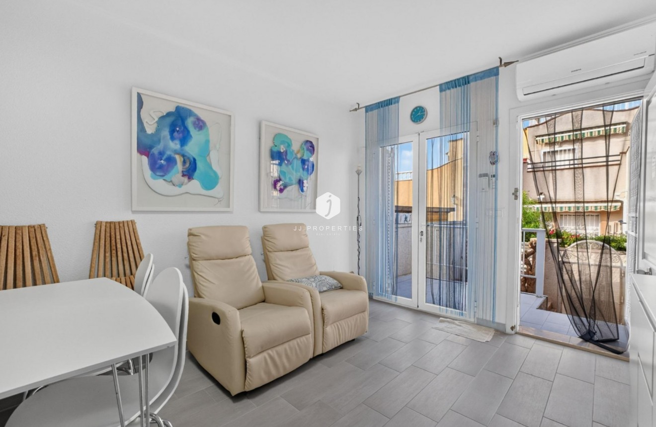 Resale - Townhouse -
Torrevieja - Lago jardin