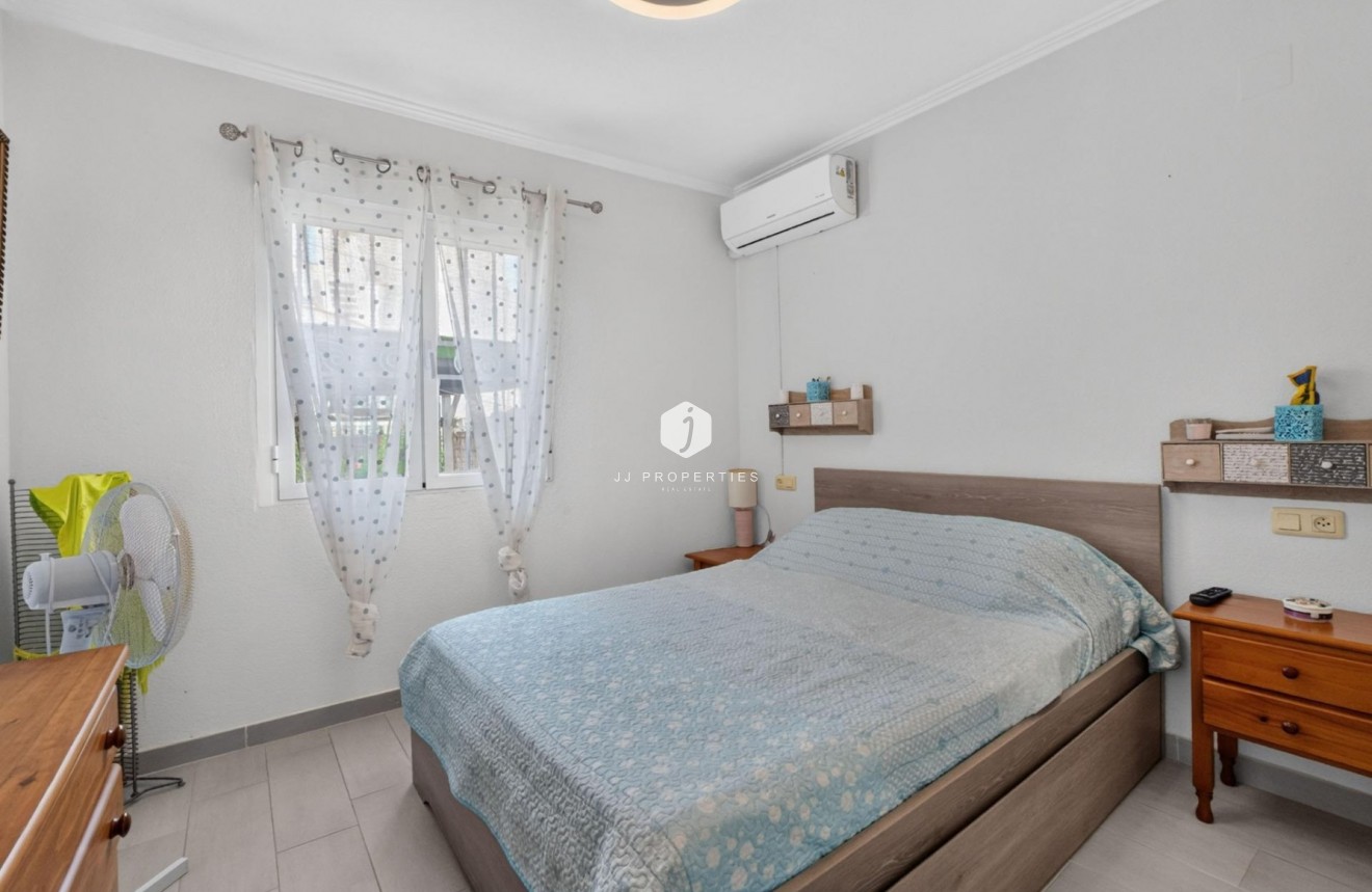 Resale - Townhouse -
Torrevieja - Lago jardin