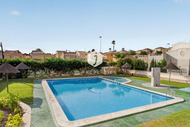 Resale - Townhouse -
Torrevieja - Lago jardin