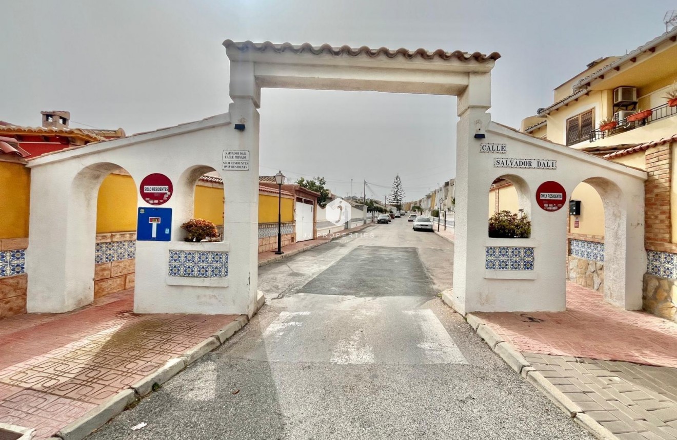 Segunda mano - Villa -
Torrevieja - Los Balcones - Los Altos del Edén