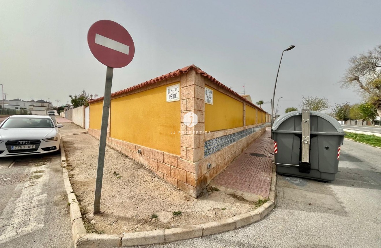 Segunda mano - Villa -
Torrevieja - Los Balcones - Los Altos del Edén