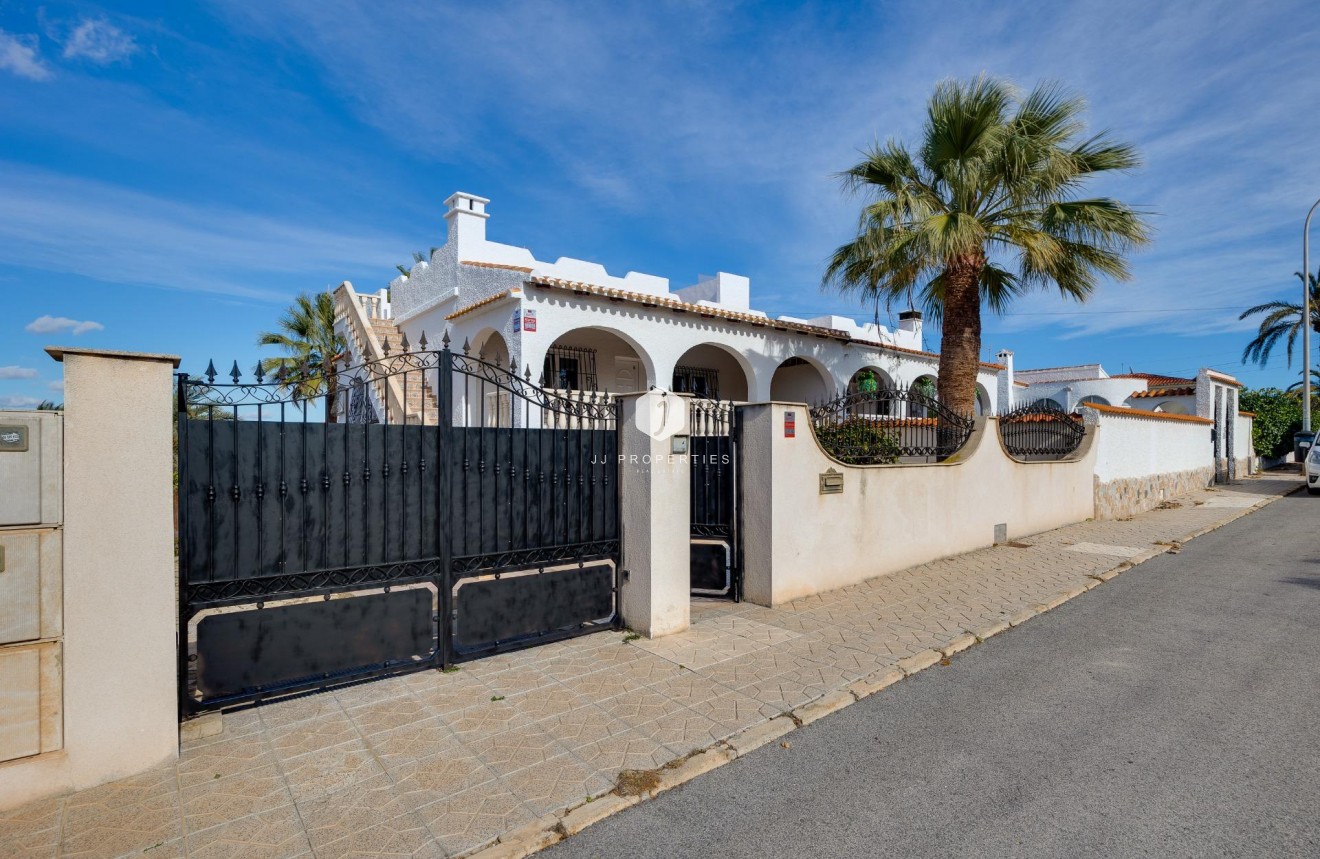 D'occasion - Villa -
Torrevieja - La Siesta - El Salado - Torreta